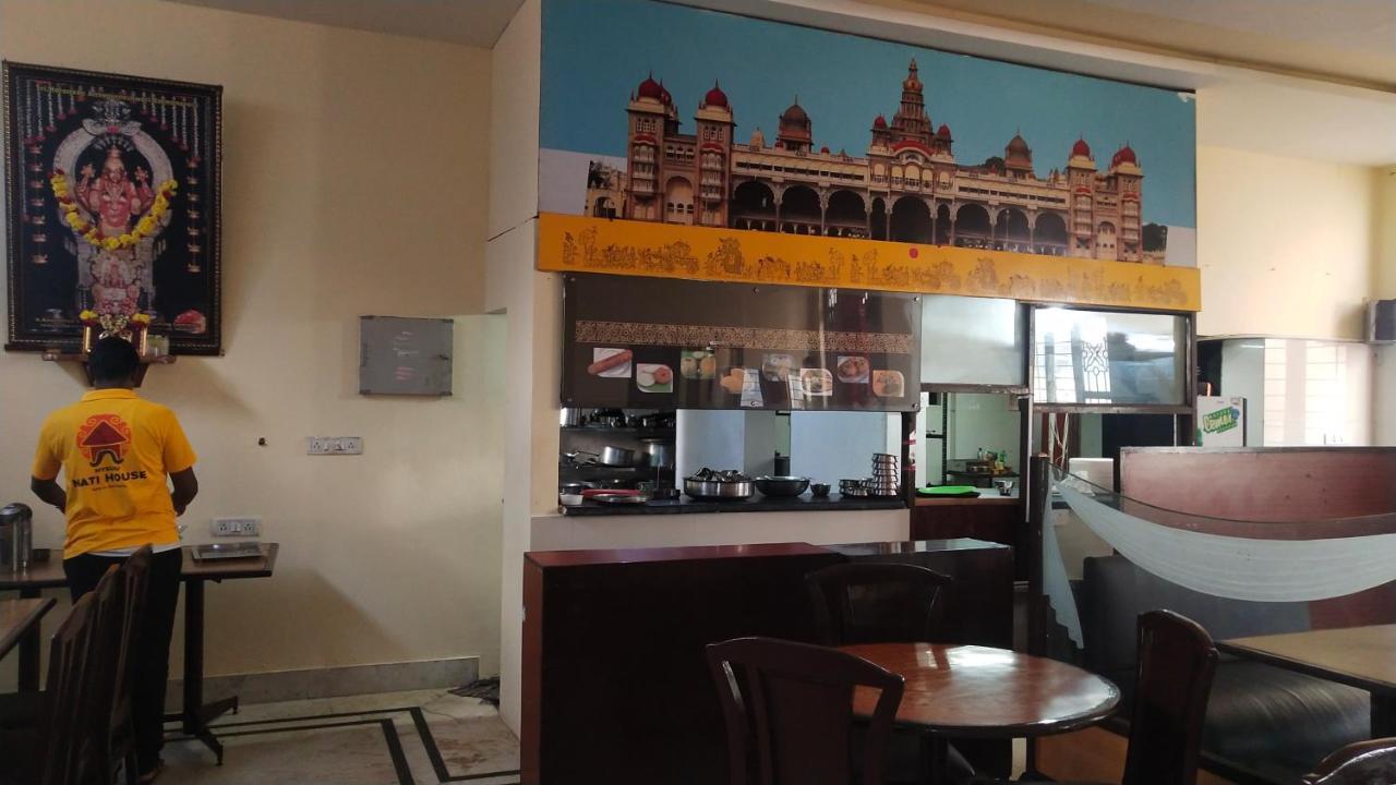 Hotel Vyshak International Mysore Εξωτερικό φωτογραφία